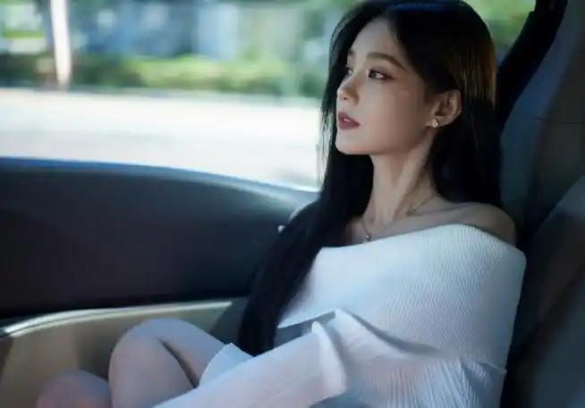 李一桐化妆plog##李一桐白色一字肩针织裙