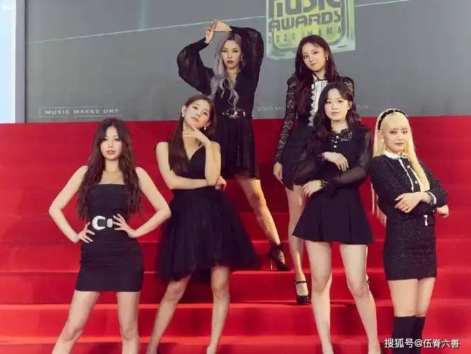 2020mama红毯嘉宾造型男团都注重保暖女团花式秀美腿