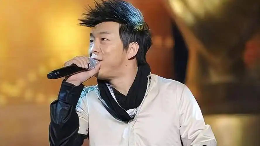 小s调侃黄渤:林志玲跟你拍完吻戏后吐了一个月,黄渤轻松回怼_高虎