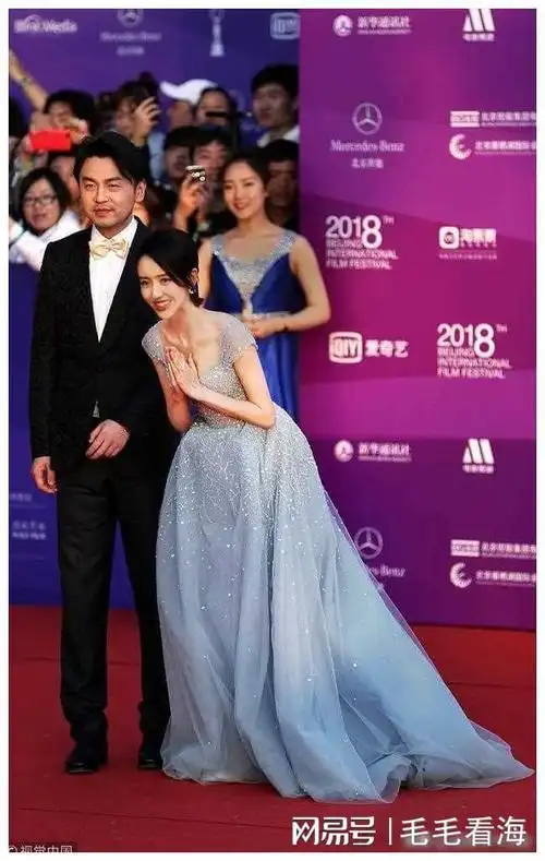 雷佳音因佟丽娅上热搜妻子晒照反击婚姻的分寸感真的很重要