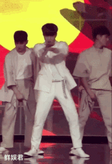 张艺兴 霸王龙抖腿舞 确认过眼神,这是一般人做不到的频率,诠释不一样