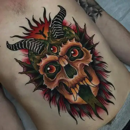 卖槟榔的蒙先生胸前暗黑系纹身图案