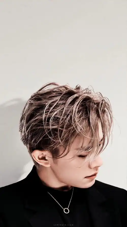 易烊千玺狼尾头