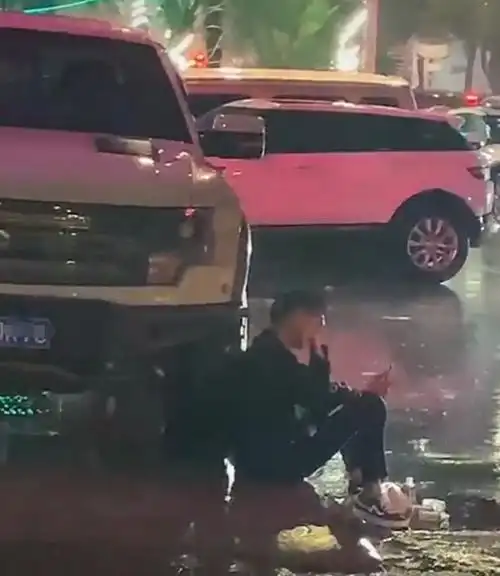 北京一男子坐雨中大哭,因拿不出30万彩礼被抛弃:没钱结什么婚?