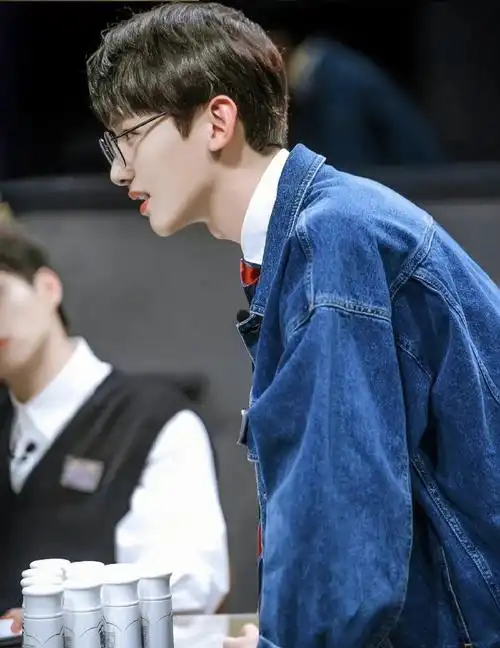 白敬亭下颌线好绝