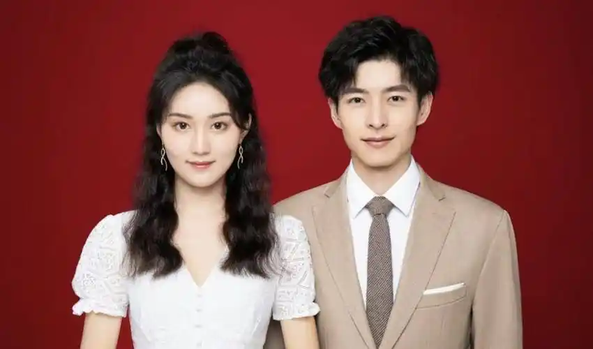 除此之外郭文韬还附带几张结婚证件照,颜值令人瞩目.