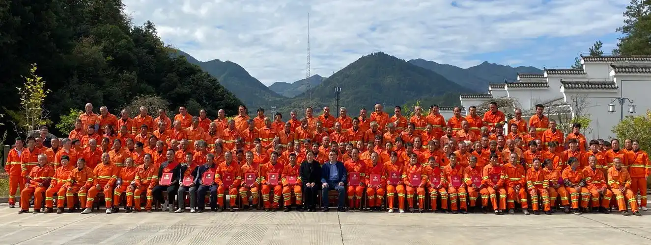 活动最后,参会领导与环卫工人集体合影留念.