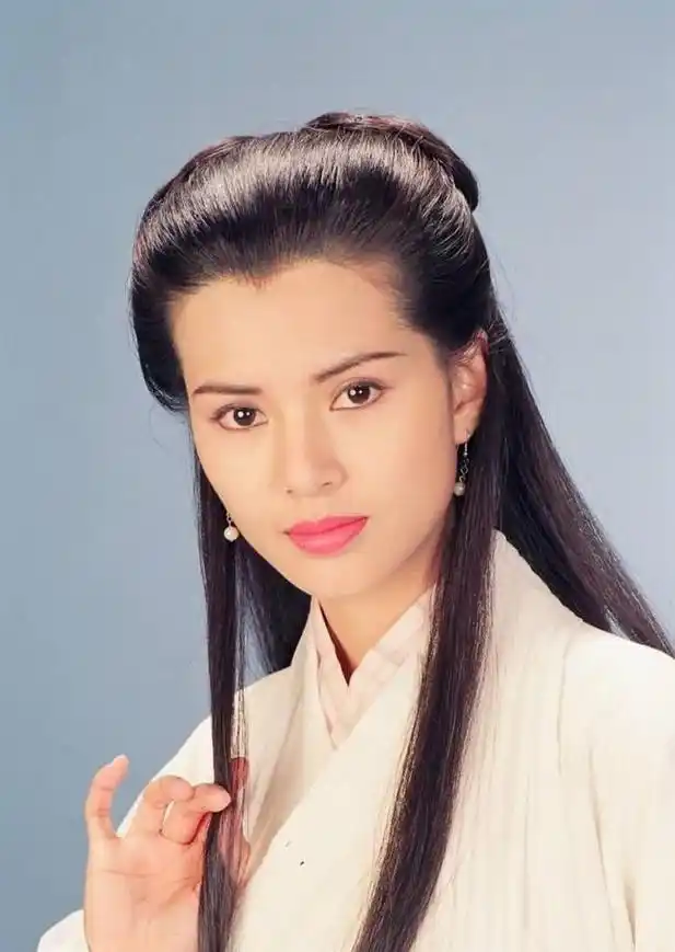 李若彤撕下小龙女标签学会放开后让人心动52岁韵味十足