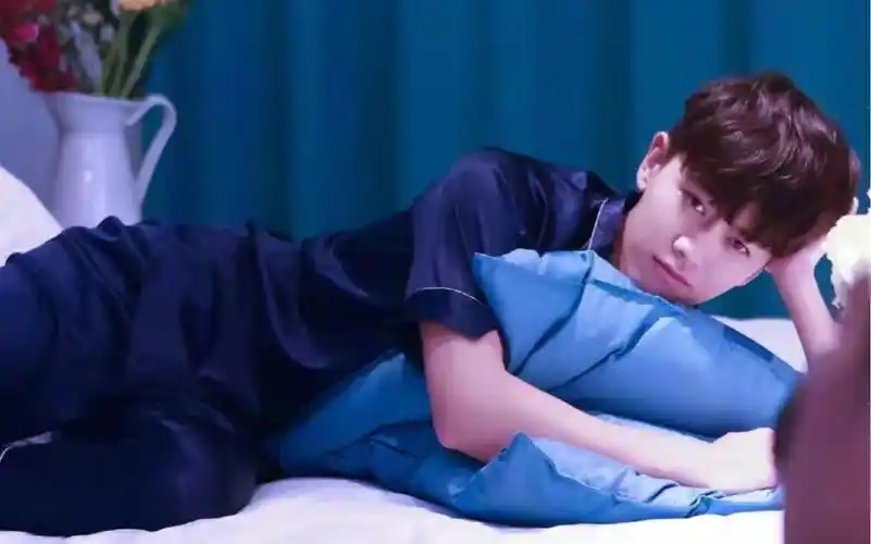 睡衣】原本我的生活是没有颜色的,是你让我走出了生活的低谷～任嘉伦