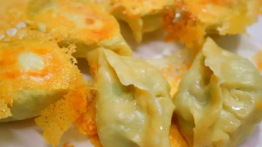 河南特色小吃锅贴您吃过吗?外酥里嫩,今天大厨教您详细做法