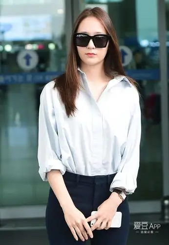 [郑秀晶][新闻]160907 秀晶现身仁川机场 郑氏姐妹引领简约时尚