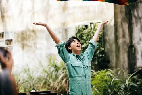 吴青峰《太空船》mv上线 鬼才导演与超人气作家联合打造_凤凰网娱乐