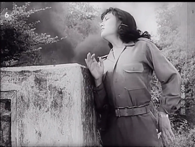 老电影也有商业大片英雄虎胆美女特务阿兰有四种结局