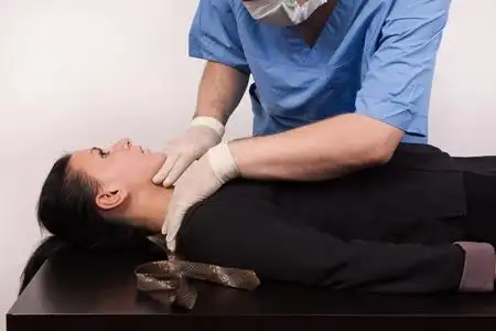 验尸官检查犯罪受害人(仿真)验尸官检查犯罪受害人(仿真)犯罪现场模拟