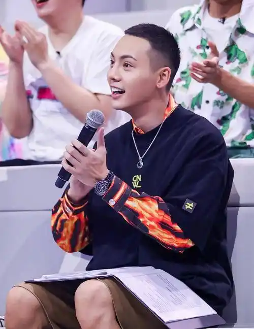 陈伟霆"大男孩"风格,寸头 t恤,阳光魅力十足!