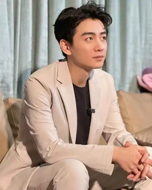 不过还没等观众磕起cp来呢,陈晓就用自己的微博转发陈妍希的新剧,为她