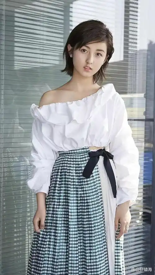 张子枫现身活动,穿露肩连衣裙配短发好气质,时尚洋气又显瘦!