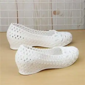尔煦塑料凉鞋女坡跟户外穿听海夏季白色护士工作鞋洞洞鞋包头软底米白