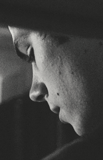 稳重gif成熟gif低头gif帅哥gif