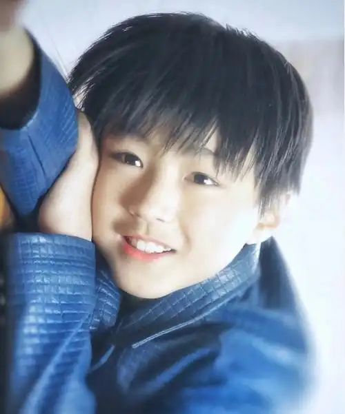 王俊凯小学旧照#我们小凯从小帅到大,分明就是等比例放大吧感觉小