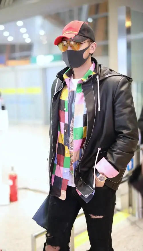 黄子韬否认为张艺兴庆生真的刚,机场吃饭引人围观