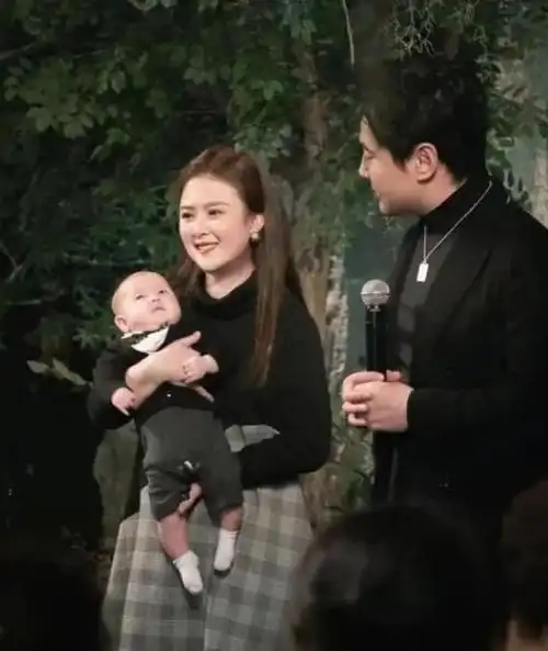 沈腾结婚8周年与妻儿温馨同框5岁儿子变小胖墩岳父岳母罕露面