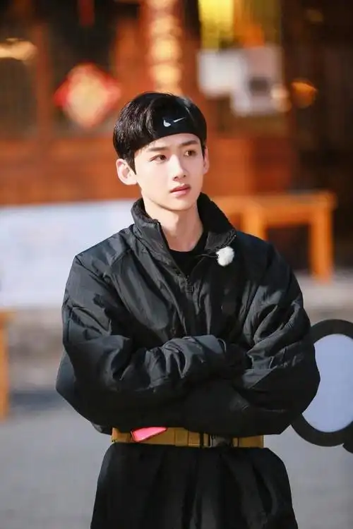 白敬亭和许魏洲的剧照(白敬亭凰权青衣仗剑)(9)