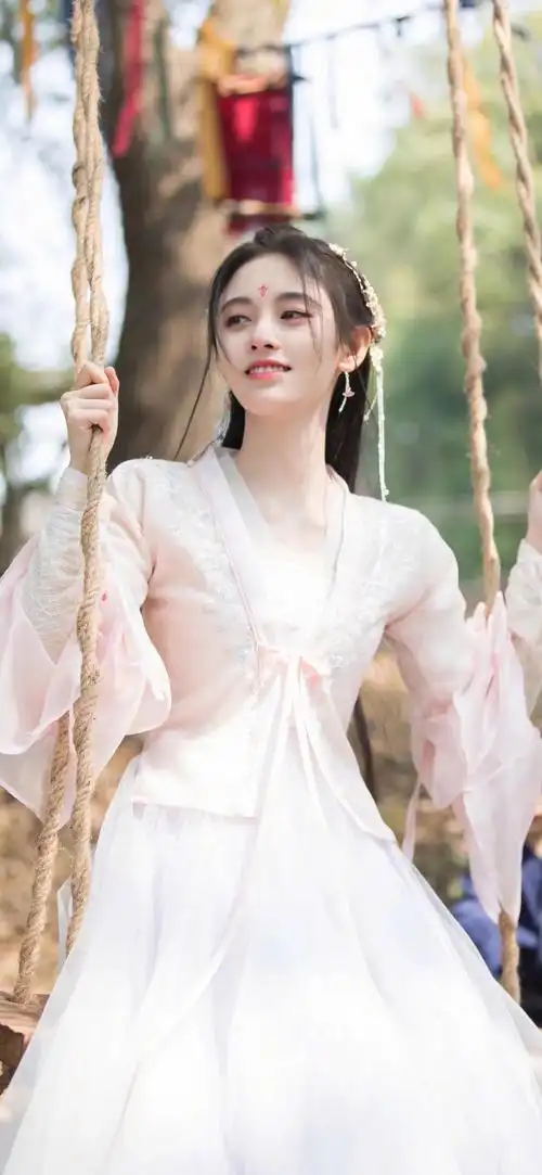 明星古装壁纸:云想衣裳花想容,春风拂槛露华浓