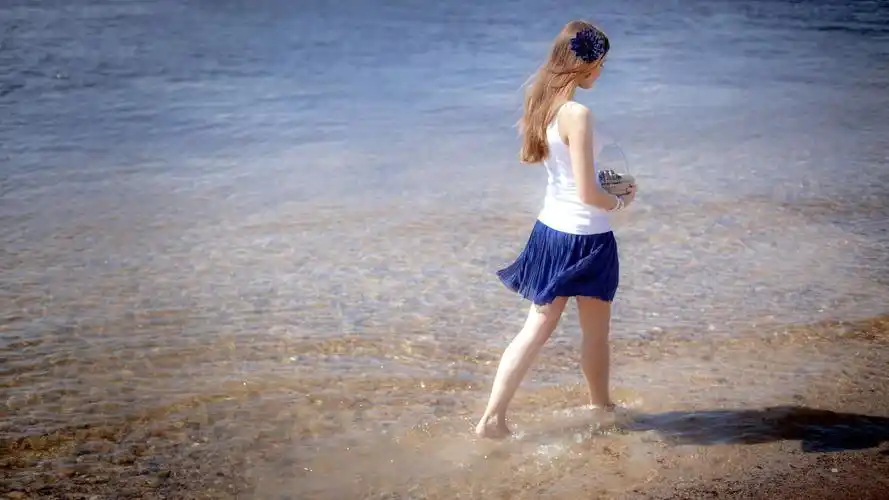 女孩海意境图片唯美壁纸