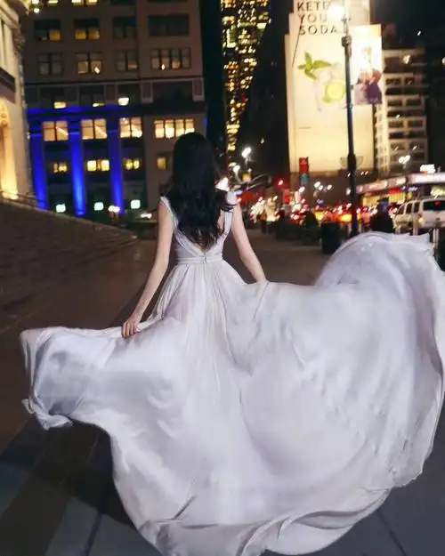 "背影杀"更是迷人,长裙飘飘加上长发飘飘,简直就是女神啊!