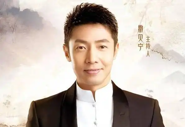 撒贝宁亲子游:儿女坐地上看表演,细节尽显温柔父爱