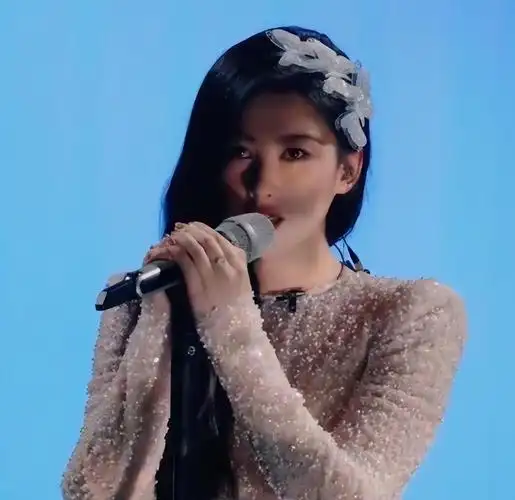 朱珠陪老公海南庆生高角度无滤镜生图简直太美了