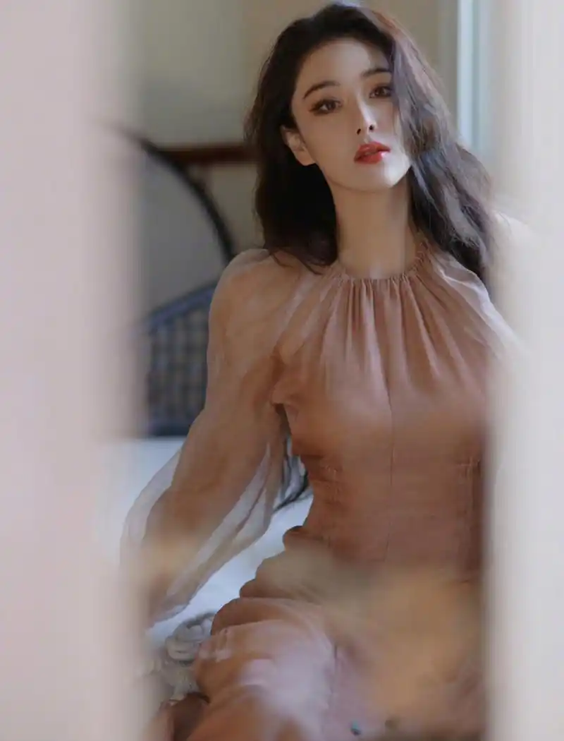 张馨予是真的挺漂亮的,长发冷艳,短发又很帅气.