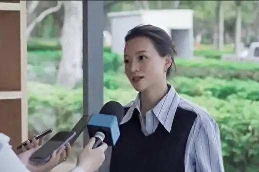 董卿私服穿搭简直了条纹衬衫配吸烟裤时髦精致比博主更会穿