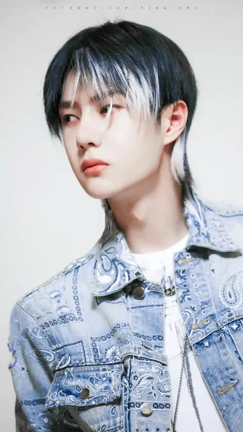 王一博梦幻风蓝白挑染造型