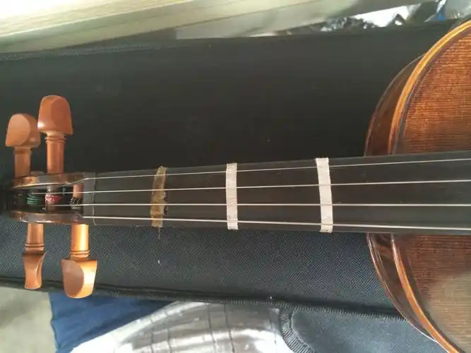 小提琴初学者的胶布是不是这样粘的呢?如果是的话,那音分别在哪里?