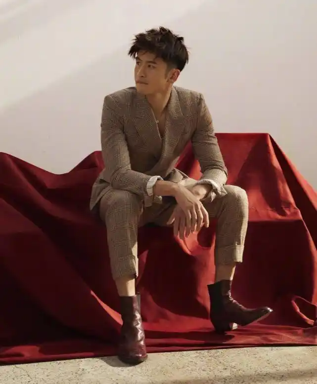 张云龙晒时尚大片,鞋子有点像女生穿的,好看吗?