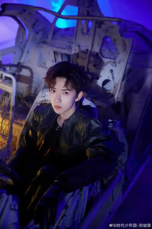 贺峻霖皮衣蓝紫光影大片