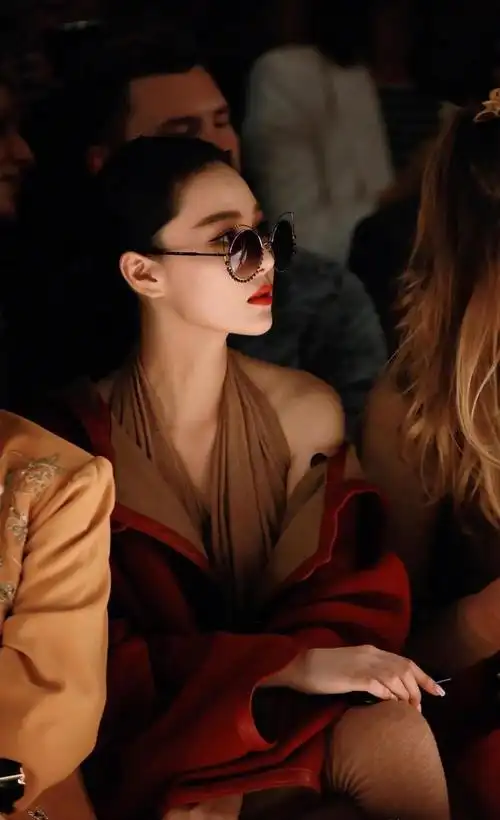 张馨予晒十年前红毯旧照十年如一日的美这才是顶级凡尔赛