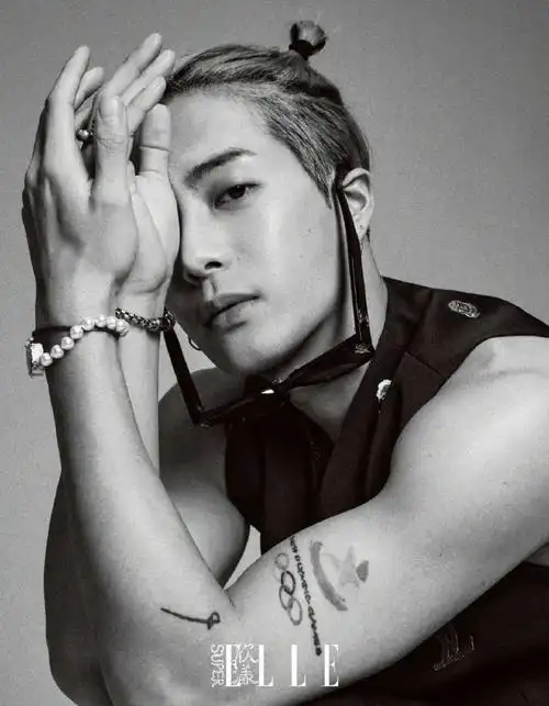 王嘉尔superelle开年刊封面