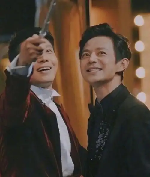 何炅撒贝宁元宵晚会坐一桌