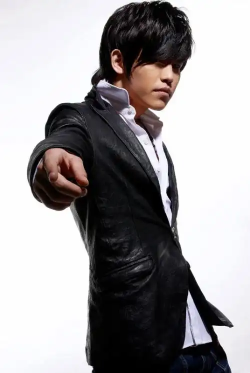 姓名:周展翅    出生:1987年    出生地:浙江省江山市    身高:1米75