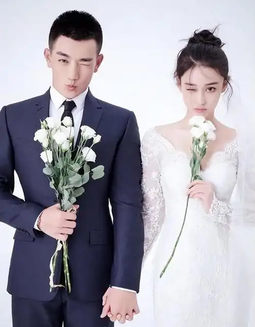 张馨予与何教官现身街头疑似怀二胎婚后住每平米15万元豪宅