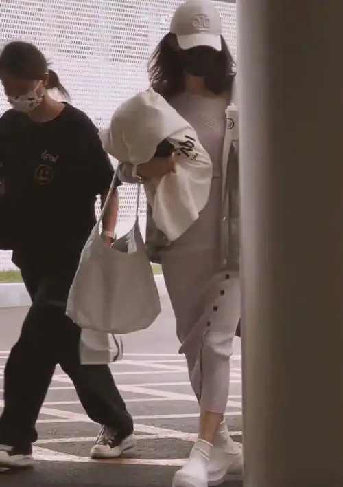 赵丽颖不热吗#赵丽颖今日机场路透9615仿佛和我们没在一个季节