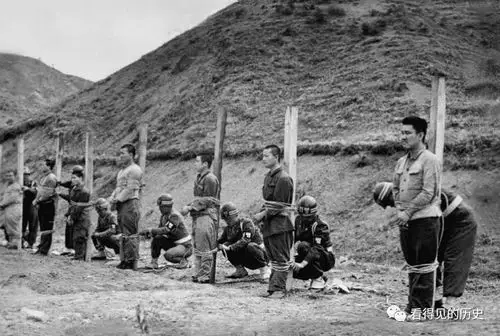 此处就是枪毙他们的刑场,他们一个个被绑在了木桩上.