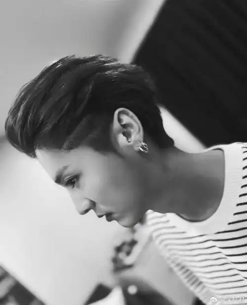 什么鹿晗短发还染回黑发了?