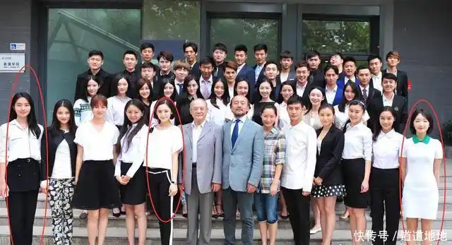 古力娜扎小时候的照片曝光,同班同学和她完全不是一个等级!