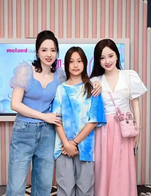 据悉李小璐和董璇私下都是非常好的朋友,每次他们女儿生日的时候两家