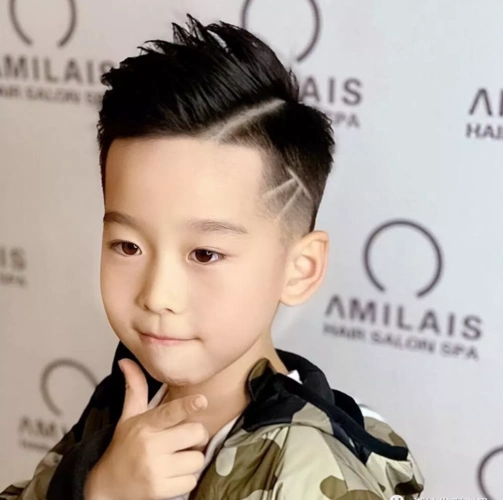新年来临,小朋友短发选择"激光线条"发型,既阳光还显得帅气!