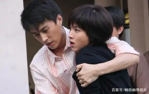 2010年,李佳和靳东合作主演电视剧《青春不言败》.